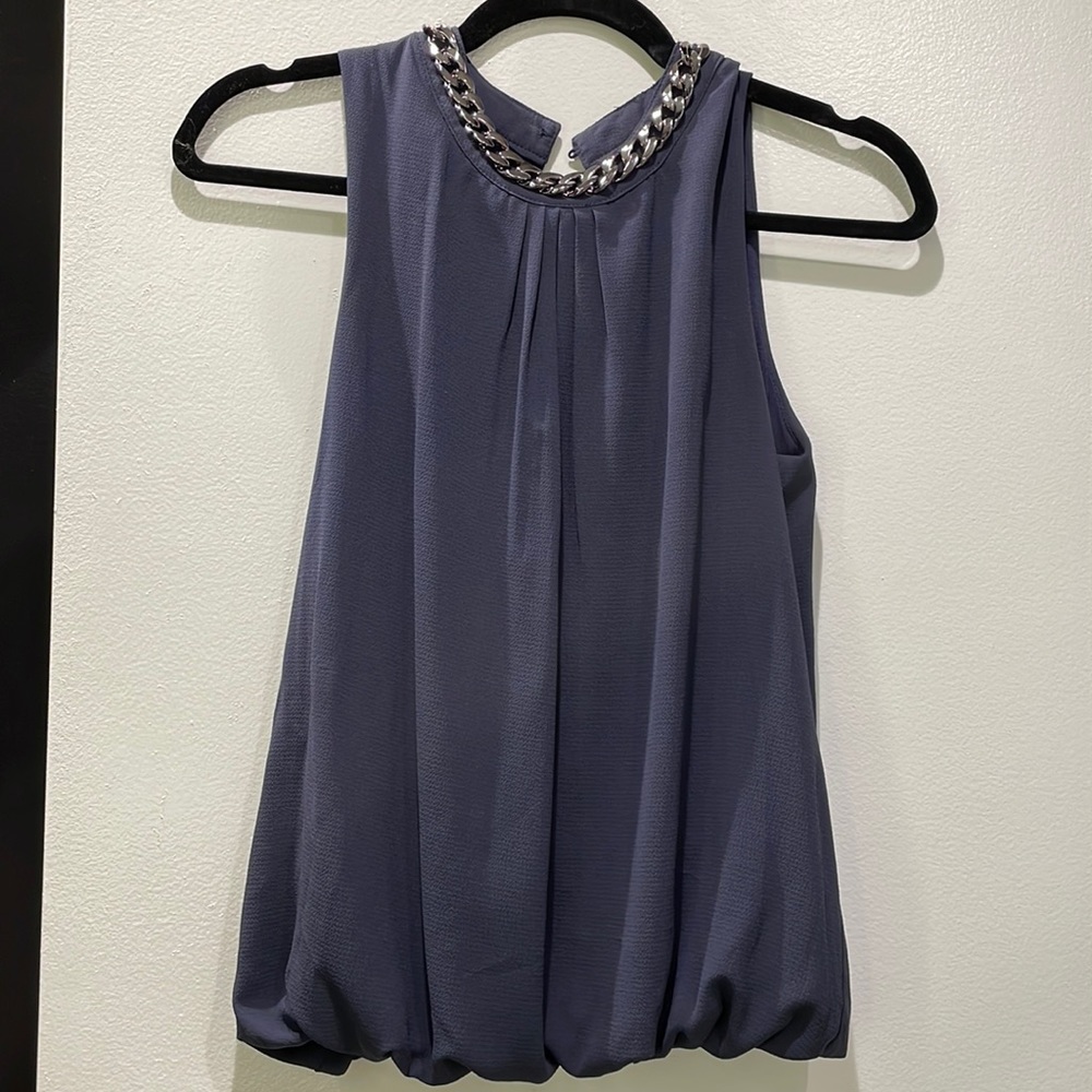Sleeveless Blouse w/Chain